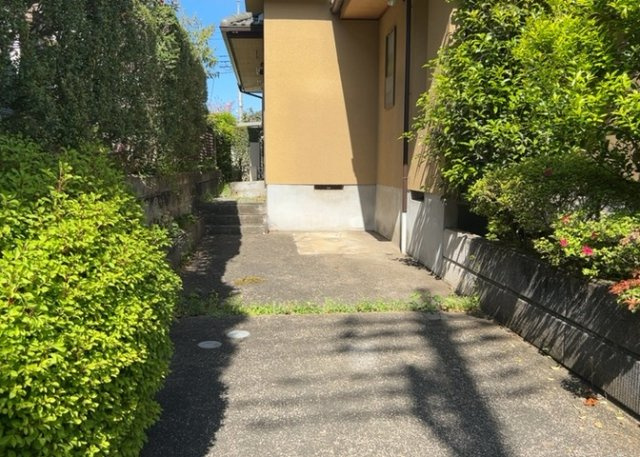 建物の基礎工事の方法は、主流となっているベタ基礎（防湿基礎）と布基礎の2種類に分類され、床下の通気性や耐久性などに違いがあります。建物の基礎部分の構造や付帯設備など詳細については現地でご確認ください。