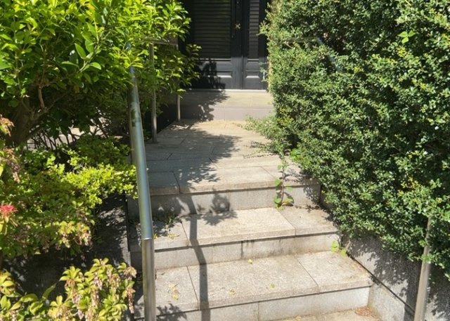 玄関ポーチにおいて最も重視すべきと言っても良いのが広さです。適切な広さの玄関ポーチでないと外見的なバランスは崩れてしまいますし、何より使いにくくなってしまいますので、現地で実際に下見をしてみましょう！