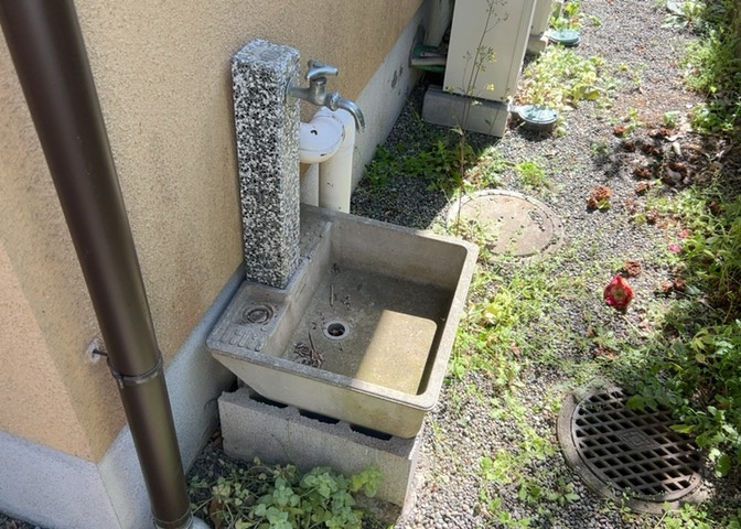 敷地内に散水栓や立水栓があると便利です。水道水を直接利用できるため、水を運ぶ手間を省くことが出来ます。大量の水を必要とする洗車作業や清掃などに役立ちます。その他設備とあわせて、現地でご確認ください。
