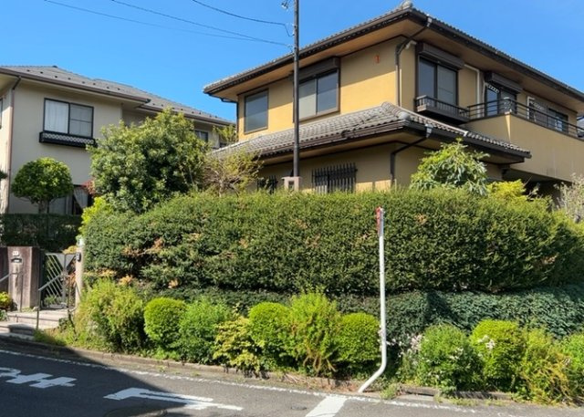 南側道路の場合は長い時間光を入れ込むことができるため、庭やリビングを道路側に持ってくることが多く土地価格も高い傾向にあります。一方北側道路だとリビングや庭が南側になりプライバシーを守ることができます。