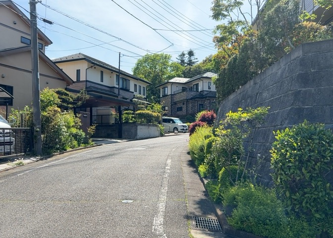 土地の地勢が高台の場合、景色を綺麗にみることができ、景色にこだわってお家探ししている方におすすめです！また平坦地よりも風通しがいいというメリットがあります。デメリットもあるので是非現地でご確認下さい。