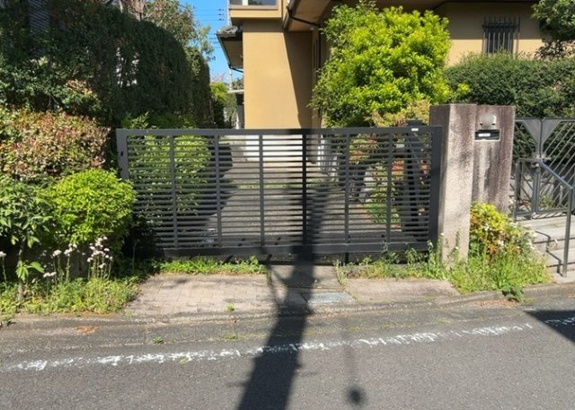 車一台あたりに必要なスペースは、標準サイズの普通自動車で横幅2m50cm、長さ5mは必要になります。ただし、乗降のことも考慮して横幅3m30cm、長さ5m50cmほどは確保できるところを選びましょう。