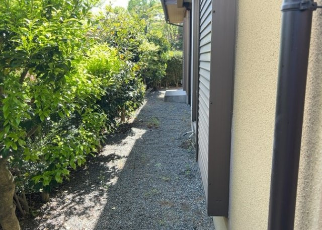 庭のある家に住むことのメリットとして、子どもたちの遊び場を確保できること、ガーデニングや家庭菜園を楽しめること、明るさを確保できることがあります。また、配置を工夫することでプライバシーが確保できます。