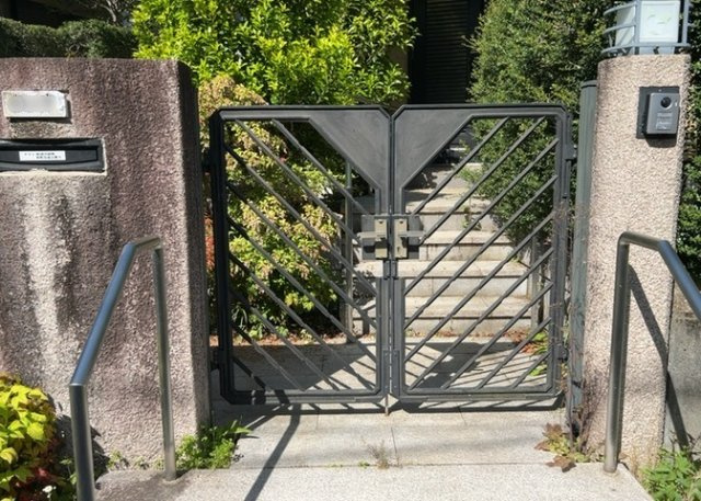 玄関は家の顔と言っても過言ではありません。現地を見学する際は玄関の広さや全体のバランスなどを見てみるといいでしょう。一般的なアプローチのしやすさだけではなく、お年寄りにも優しい設計のものだと安心です。