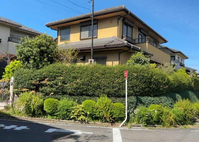 道幅が広い場所は日当たりや風通が良好です。幅が広いのですれ違いも可能ですし大きな車でも駐車可能！一方で、大型車が通ることも多くなるため交通量の増加により騒音に繋がります。また土地の値段が高くなります。