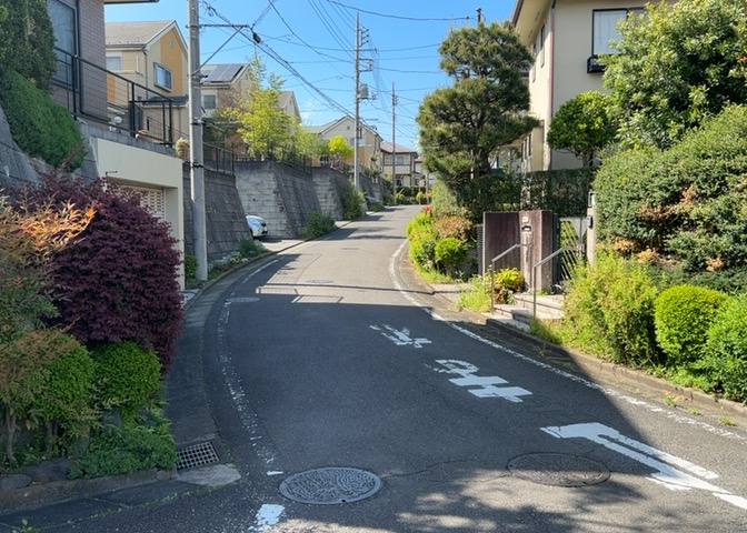 桜や紅葉の名所に出かける人は多いと思いますが、家にいながら季節の移ろいを感じる生活を送りませんか？リビングや窓から見える景色が生活を彩るワンポイントに！現地から見える景色を堪能してみては如何でしょう。
