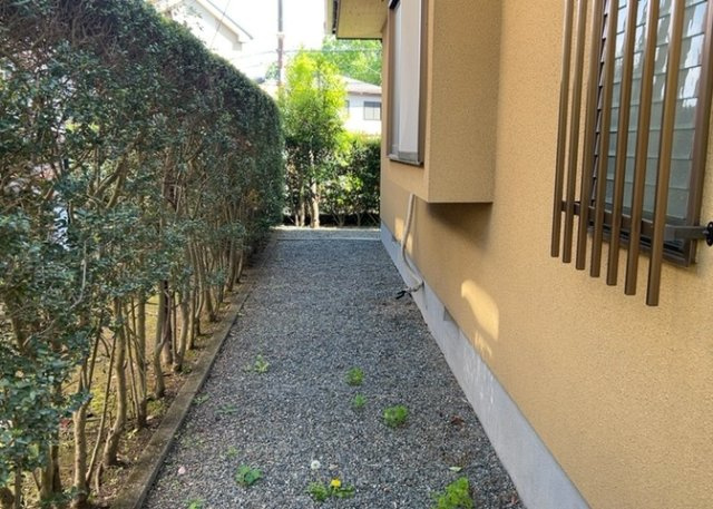 庭があることでガーデニングや家庭菜園はもちろん、こどもの遊び場やペットを放して遊ぶことができます。また、家の周囲に余裕があるということです。隣地との間があれば、十分な日当たりと、風通しが確保できます。