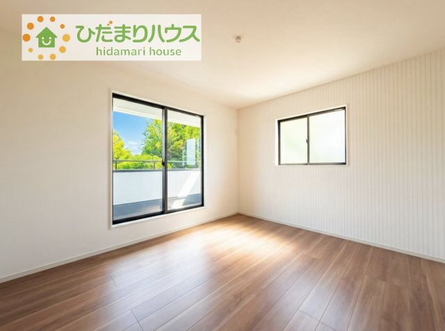バルコニーに面していて、たっぷり光りの入る明るい主寝室です！