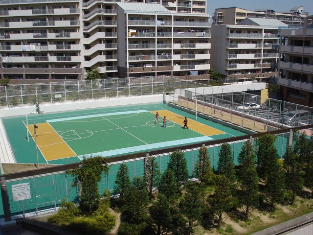 敷地内にバスケットゴールがあります。無料で利用できます。