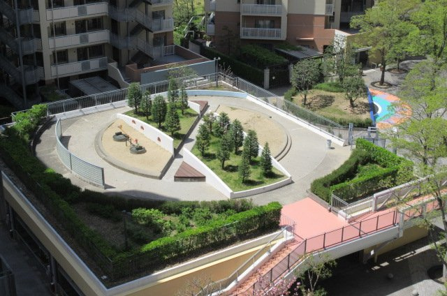 駐車場上の公園