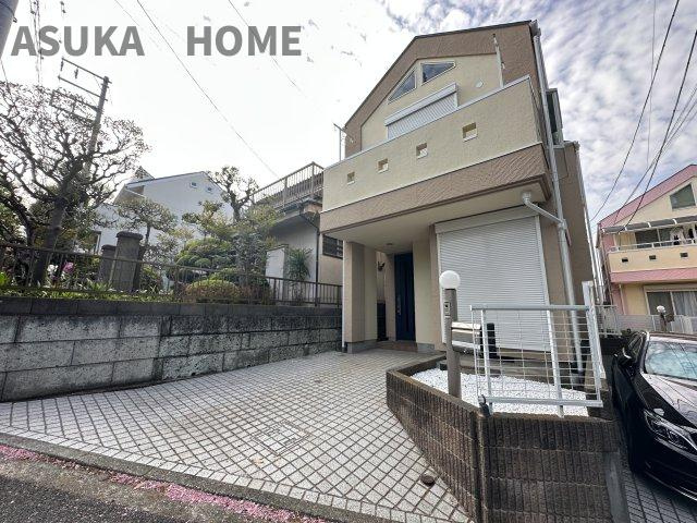 三角屋根がおしゃれなクリーム色の優しい雰囲気の外観です。