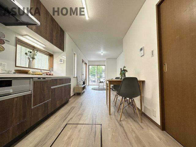 開放感のあるリビングダイニングです。窓もあり明るくモダンな空間です。