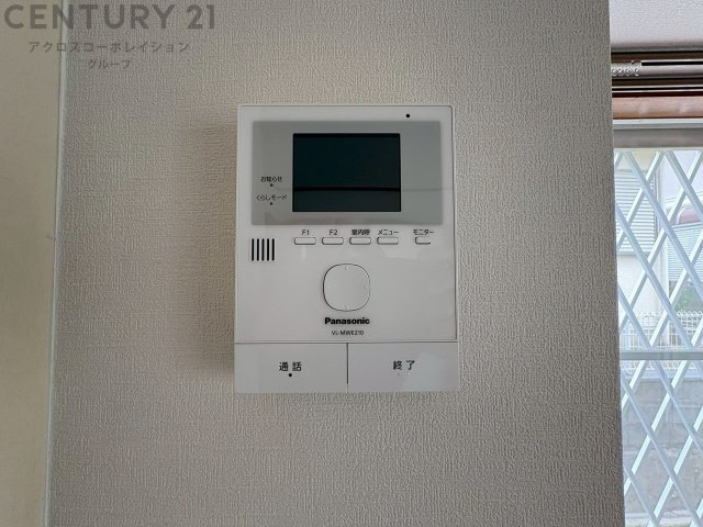 訪問者が来たときにテレビ画面で確認できるため、安心してドアを開けられます。録画機能があるものもあり、留守中に来訪者を記録しておくことができます。利便性が高く、セキュリティ面でも安心です。　