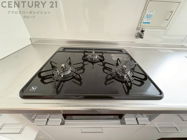 多数の調理器具を同時に使用でき、料理の効率化が可能。省エネで節約になり、様々な料理スタイルに適応できます。また、火力調整が独立しており、手入れや掃除もしやすく、今よりもっとお料理が楽しくなるかも。　