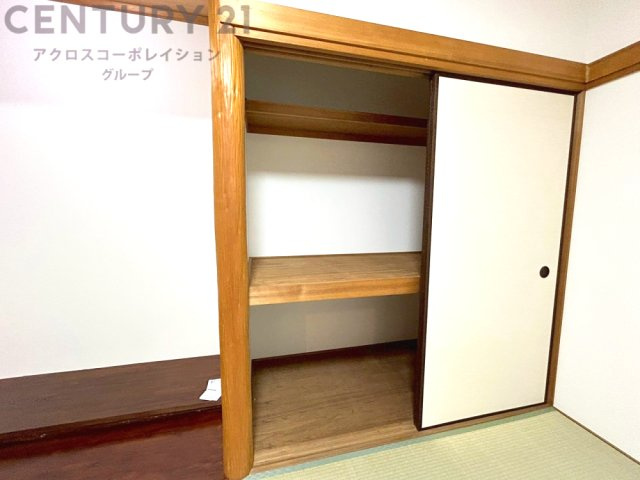 押入れは季節の衣類、寝具などを収納できます。伝統的な美しさと実用性が融合し、収納物を保護する調湿・換気効果があります。使い方によっては書類や小物なども効果的に整理でき空間を有効活用できます。