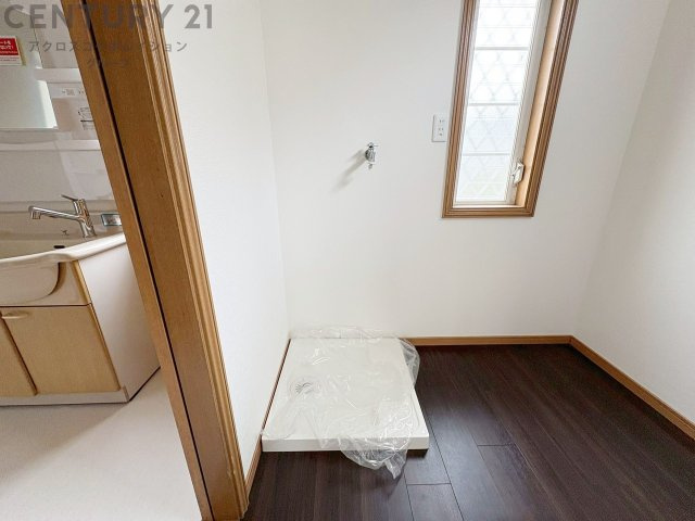 洗濯物の仕分け作業がしやすく、整理整頓が容易になります。洗濯音や湿気を他の部屋に持ち込まず、生活環境を快適に保ちます。上部を活用すれば収納スペースを確保でき洗剤や洗濯用品の整理もしやすくなります。　