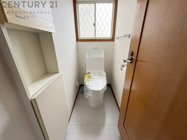 温水洗浄便座付トイレは温水洗浄機能により、暖かい水でおしりを洗浄することができ、冷たい水を使う従来の便座に比べ、温水洗浄機能で暖かいトイレを提供し、快適な使用を可能にします。　
