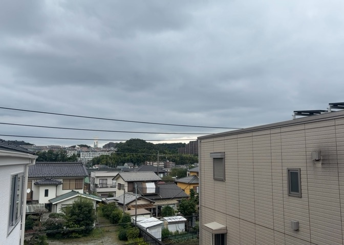 3階部分からの眺望は、周辺の穏やかな住宅街を見渡せる心地よい空間です。前面に遮るものが少ない南向き設計のため、爽やかな風と明るい日光を感じながら過ごすことができる魅力的で快適なロケーションです。