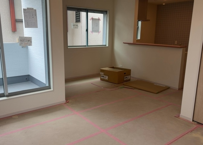 2階LDKは15.4帖のゆったりした広さで、南向きの窓から温かな光が差し込みます。3面採光による明るく風通しの良い環境で、フローリングの心地よい質感を味わいながら寛ぎの時間を過ごすことができます。