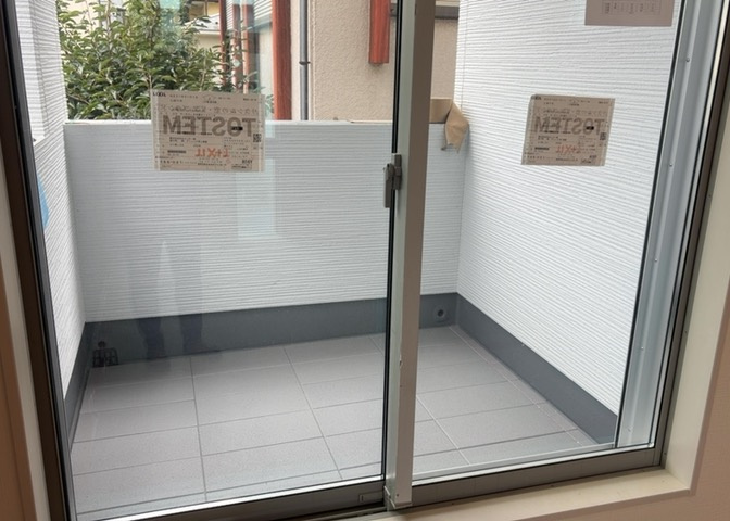現代的なライフスタイルに合わせた高品質な内装仕上げです。全居室に複層ガラスを採用し、結露対策や冷暖房効率の向上を実現。明るい南向きの採光を活かした居心地の良い快適な住空間をご提供いたします。