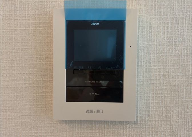 来訪者の顔を室内からしっかり確認できるTVモニタ付インターホンを設置済みです。お子様のお留守番時や一人で過ごす時間も安心感が高まり、防犯面に配慮された現代の暮らしに不可欠な安全設備となっております。