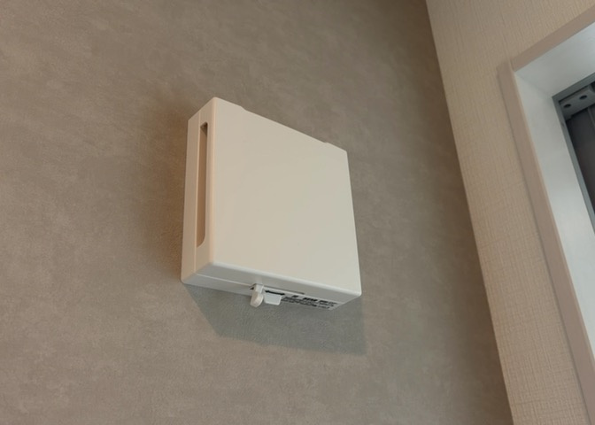 全室複層ガラスを採用しており、高い断熱性能を発揮します。夏の暑さや冬の冷気を遮断し、冷暖房の効率を高めることで一年を通じて室内を快適な温度に保ち、電気代の節約にも貢献する省エネ仕様の住宅です。
