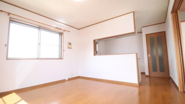 窓から差し込む光が、部屋をやさしく包みこむ。開放感あふれるこの場所は、まるで一日のご褒美のような空間です