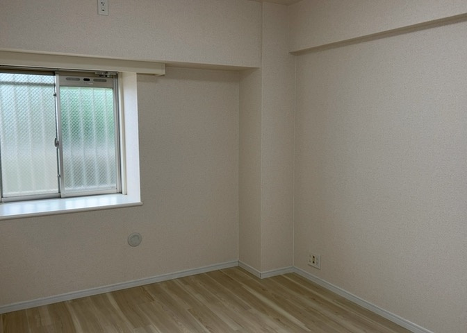 寝室でゆっくりと過ごすためにはベッド周りの適度な空間を担保することや窓の位置、照明の明るさ、寝室の広さなどを考える必要があります。自身や家族の構成とライフスタイルに併せて寝室にする部屋を選びましょう！