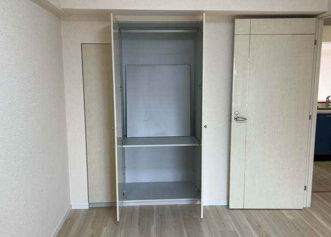デザイン性を重視しすぎて収納が少なかった！なんてことにならないため、事前に現地で収納の数を確認しておくことをお勧めします。クローゼット以外にも床下収納や屋根裏収納、パントリーなどもチェックしましょう。