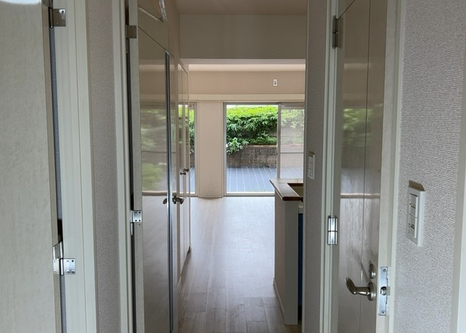 内装はとにかくおしゃれなものがいい！と選ぶ前に、まず住んだ後のことを想像してみましょう。住んでみたらコンセントの位置が悪くて使いにくいなど出てきます。事前にどの家電をどこに置くか想定しておきましょう。
