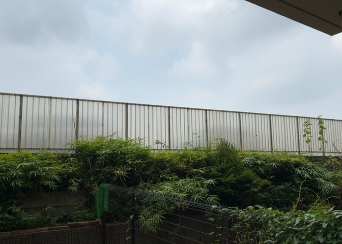 眺望の良さを楽しめるダイニングキッチンで家族団らんの時間を過ごしてはいかがでしょうか。バルコニーから見える景色を家族で眺める時間は、時間が経つのを忘れてしまいそうですね。是非、現地を見に行きましょう！