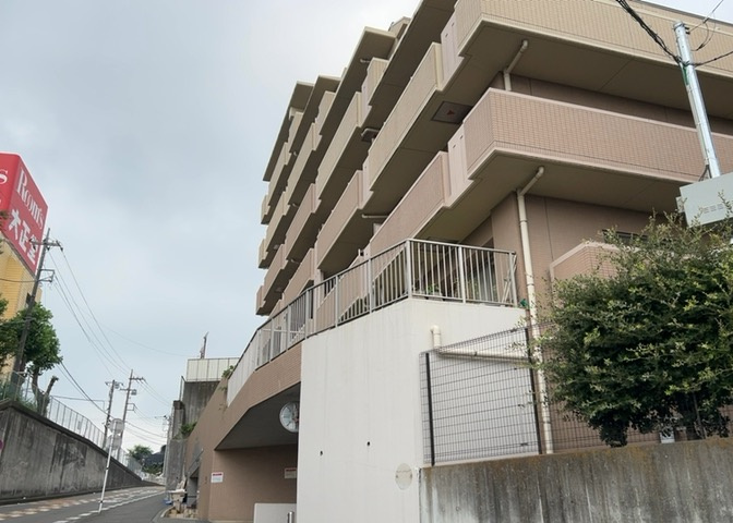 外観はマンション管理がされているかの目安になります。築年数が古いと、壁面は劣化してひび割れが生じることも！建物が古びていても細かいところが修繕されていると、きちんと管理されているなぁと感じるでしょう。