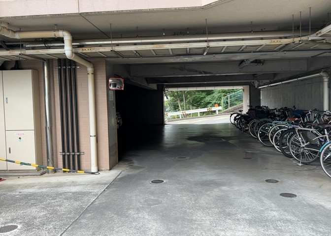 車一台あたりに必要なスペースは、標準サイズの普通自動車で横幅2m50cm、長さ5mは必要になります。ただし、乗降のことも考慮して横幅3m30cm、長さ5m50cmほどは確保できるところを選びましょう。