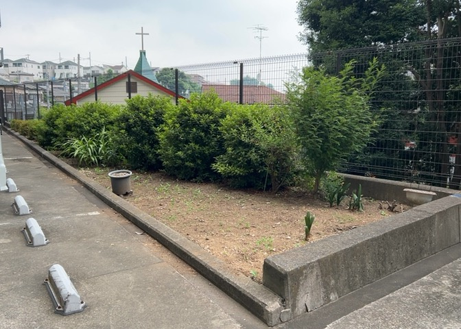 物件によっては、入居者が個人的に使用できる専用庭がついているものもあります。また、住宅の中にある土間の部分を庭と呼ぶこともあります。庭の用途は住む人によって変わり、それによってデザインもさまざまです。