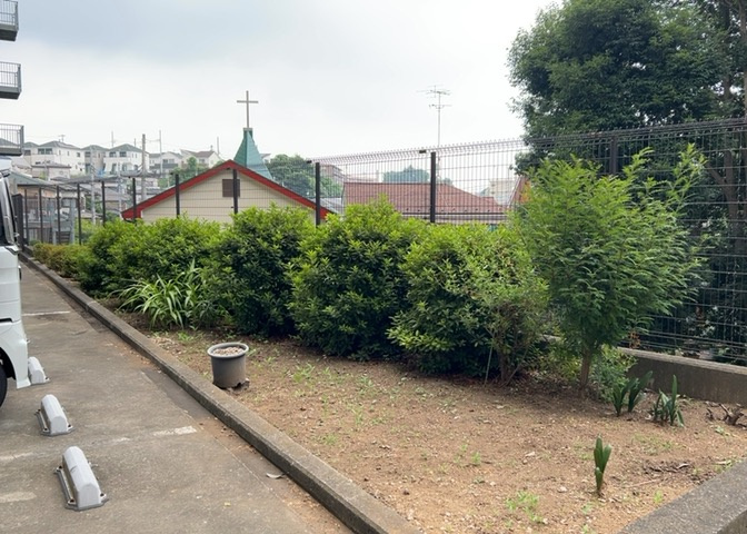 中庭（パティオ）とは、一つの建築物の内部に設けられた、壁などで囲われている庭のことを指します。コの字型、ロの字型が主流ですが、L字型の中庭もあります。最近では、インテリア性の高さからも人気があります。