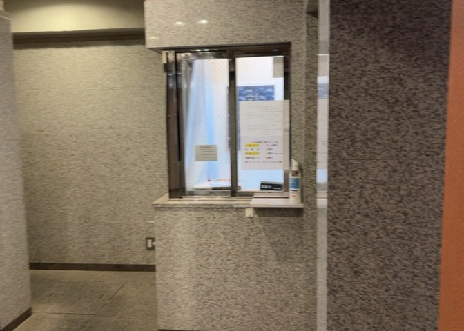 受付はマンションコンシェルジュがいる場合もあれば、管理人が滞在する小部屋を総称して呼ぶことがあります。主にエントランスに設置されていることから、防犯面でも期待ができます。防犯設備がない場合はより安心！