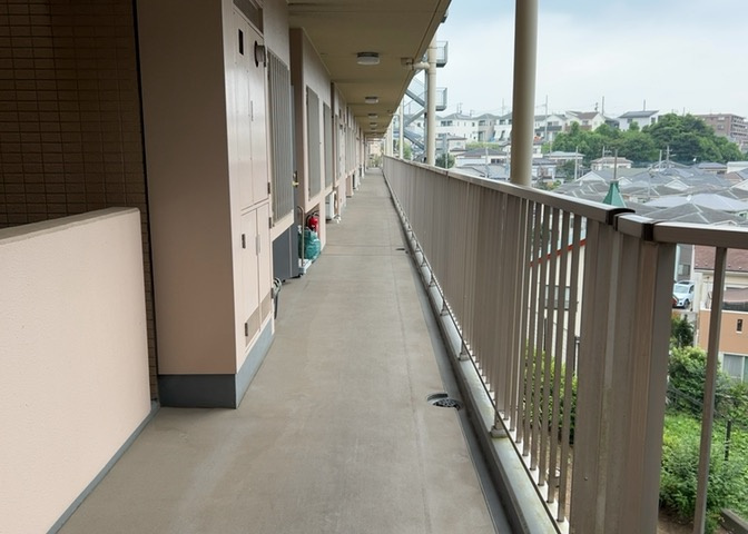 共有部分は、住民なら誰もが使える設備のこと。例えば駐車場やエレベーター、インターネット設備、セキュリティ設備などがあります。他にも、マンションの廊下・外部階段やエントランス・ゴミ置き場などがあります。