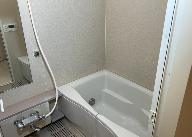 入浴時の快適さも大事なことですが、綺麗な状態を維持できなければ気持ちよく入浴できません。毎日の掃除が楽という点は大事なポイントになります！カビが生えにくく掃除がしやすい、壁や浴槽を選ぶといいでしょう。