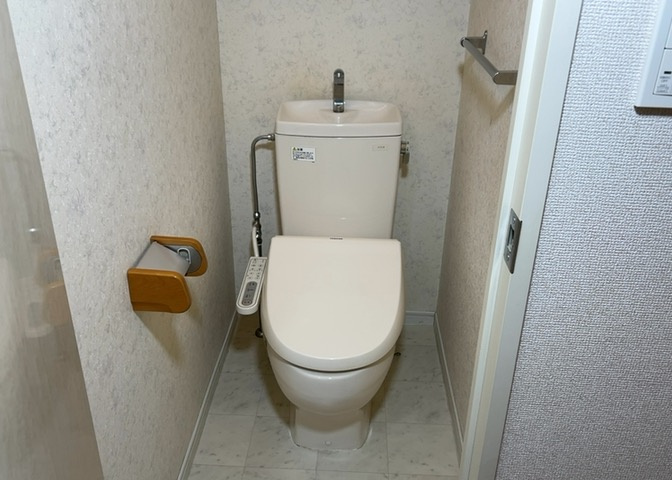 トイレは大きさや形、機能、抗菌性などが異なる多種多彩なタイプが各メーカーから出ています。それぞれに良さがあるため、事前にどういったタイプのトイレがいいのかをご家庭内で決めて、内見に行くといいでしょう。