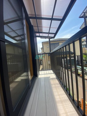 朝の澄んだ空気や、夕方に吹く清々しい風を感じられるバルコニー。