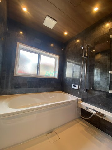 一日の疲れを癒すバスルームは、心地よいリラックスを叶える清潔感溢れる美しい空間です。