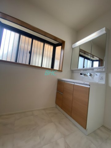 清潔感ある洗面台は、身だしなみチェックや肌のお手入れに最適です。