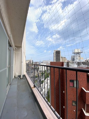 バルコニー　7階部分に位置する4.86？のバルコニー。角部屋ならではの風通しの良さがあり、お洗濯物もよく乾きます。ホッと一息つける、心地よい屋外スペースです。
