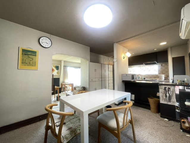 キッチンとつながるカウンター付きのダイニングは、配膳や片付けもラクな動線が魅力。明るい窓から自然光が差し込み、家族の団らんにぴったりの快適な食事スペースです。収納も充実で実用性も良好です。