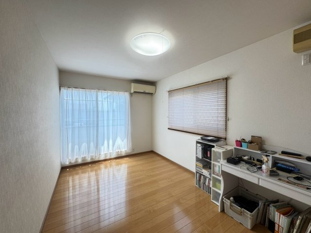 お子様の成長を見守るお部屋♪収納もついております。