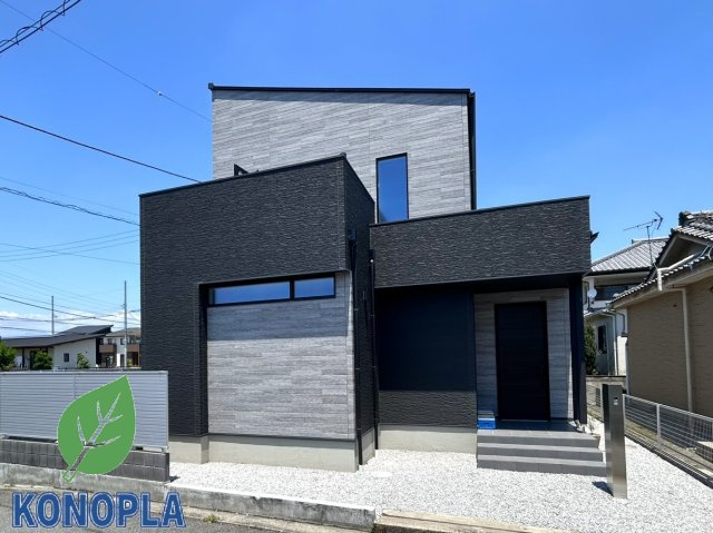 ■外観｜外壁のアクセントカラーがシックな外観です。シンプルなデザインでありながらも「個性」を損なわず、お客様一人ひとりの暮らし方にフィットします。
