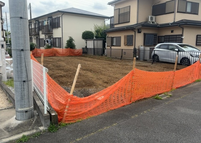 現地に行くなら、物件の周囲の地形がどうなっているかを見ることも大切です。周辺より低くなっている土地では、大雨などで水が集まりやすいため、地盤が弱くなっているということも考えられるため、注意が必要です。