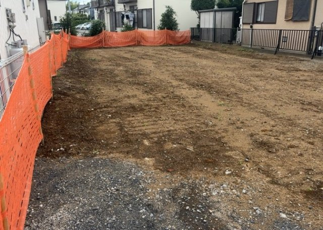 土地購入を検討されている場合、境界杭がない状態で購入してしまうと境界確定測量をする必要があり、費用がかかります。購入の前に、売主、隣土地所有者立ち合いのもと境界を確定し境界杭を設置するのがベストです。