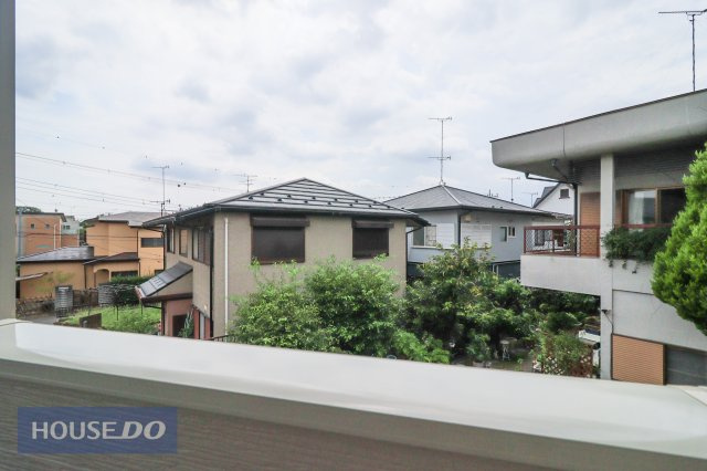 【建物からの眺望】　バルコニーからの景色。十分な間隔が確保されております。