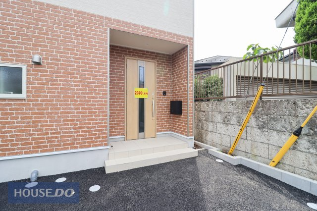 【エントランス】　ゆったりとした玄関。奥行きのあるポーチで雨の日も安心です。